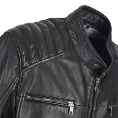 Czarna, pikowana kurtka skórzana z zamkami. Zastanawiasz się, po ile kurtki skórzane w Turcji?