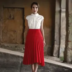 Elegancka biała koszula z krótkim rękawem i dwie kieszonki idealnie pasuje do tej czerwonej spódnicy. Jaka bluzka do czerwonej spódnicy? Ta biała jest strzałem w dziesiątkę!