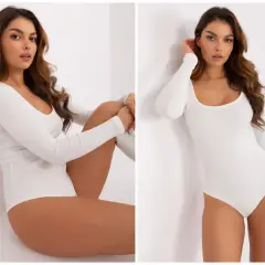 Kobieta w białym, prążkowanym body z długim rękawem. To body idealnie podkreśla sylwetkę.