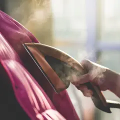 Para wyprasować kurtkę z poliestru, użyj parownicy. Para delikatnie usuwa zagniecenia z tkaniny.