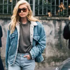 Stylowa kobieta w kurtce jeansowej z futerkiem, idealna na chłodne dni. Dowiedz się, jak prać kurtkę jeansową z futerkiem, by służyła latami.