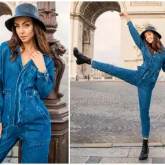 Kobieca stylizacja: jakie buty do niebieskiego kombinezonu? Modelka w jeansowym total looku i czarnych botkach pod Łukiem Triumfalnym.