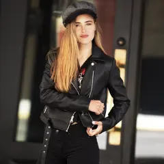 Dziewczyna w czarnej ramonesce i czapce, uosobienie rockowego stylu ubierania.