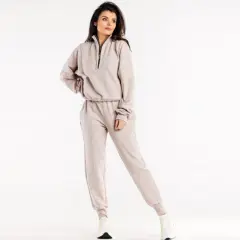 Modelka w beżowym dresie. Taka kurtka do dresów to idealny wybór na co dzień.