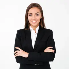 Uśmiechnięta kobieta w czarnej marynarce i białej bluzce, idealna stylizacja na zdjęcie do dowodu.