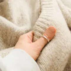 Miękki, beżowy sweter sfilcowany. Co zrobić, by przywrócić mu dawny wygląd? Delikatne pranie i pielęgnacja to klucz.