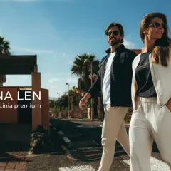 Para na spacerze w letnich stylizacjach z naturalnego materiału. Czas na len!
