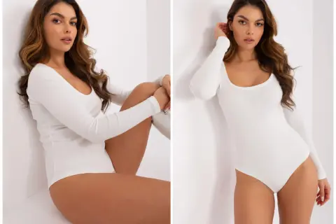 Kobieta w białym, prążkowanym body z długim rękawem. To body idealnie podkreśla sylwetkę.