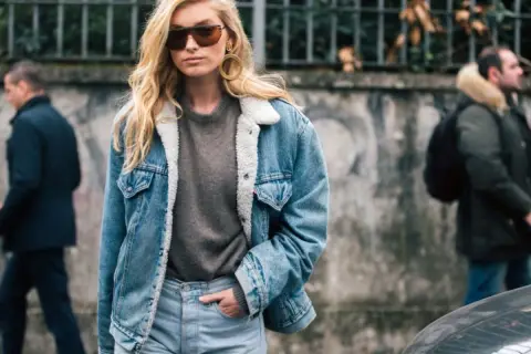 Stylowa kobieta w kurtce jeansowej z futerkiem, idealna na chłodne dni. Dowiedz się, jak prać kurtkę jeansową z futerkiem, by służyła latami.