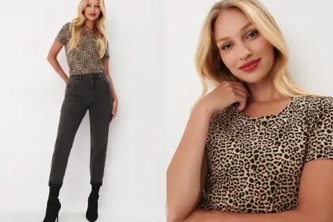 Blondynka w bluzce w panterkę i szarych jeansach. Dowiedz się, z jakimi kolorami łączyć panterkę, by stworzyć stylowy look.