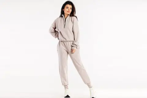 Modelka w beżowym dresie. Taka kurtka do dresów to idealny wybór na co dzień.