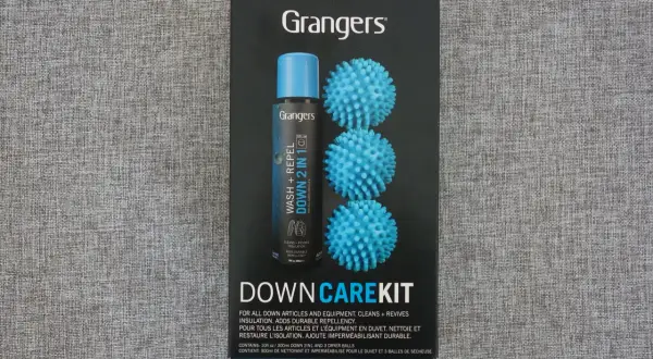 Zestaw Grangers Down Care Kit zawiera płyn do prania kurtek puchowych i 3 niebieskie piłeczki do suszarki, które pomagają odzyskać objętość.