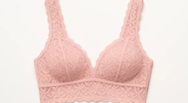 Różowy, koronkowy bralet co to? Delikatny biustonosz bez fiszbin, idealny na co dzień.