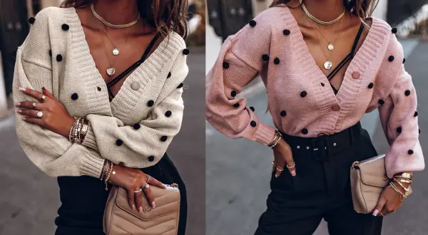 Dwie kobiety w swetrach z pomponami. Pokazują, jak zapiąć sweter na guziki, tworząc stylowy, warstwowy look.
