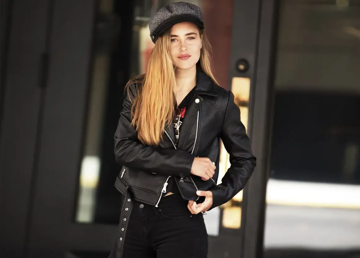 Dziewczyna w czarnej ramonesce i czapce, uosobienie rockowego stylu ubierania.