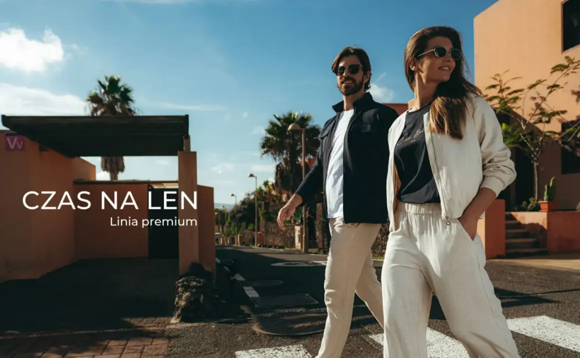 Para na spacerze w letnich stylizacjach z naturalnego materiału. Czas na len!