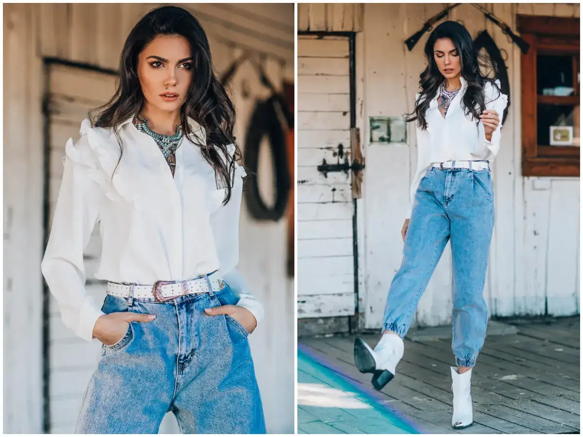 Kobieta w białej koszuli z falbankami i jeansach pokazuje, jak nosić koszule w stylu boho.