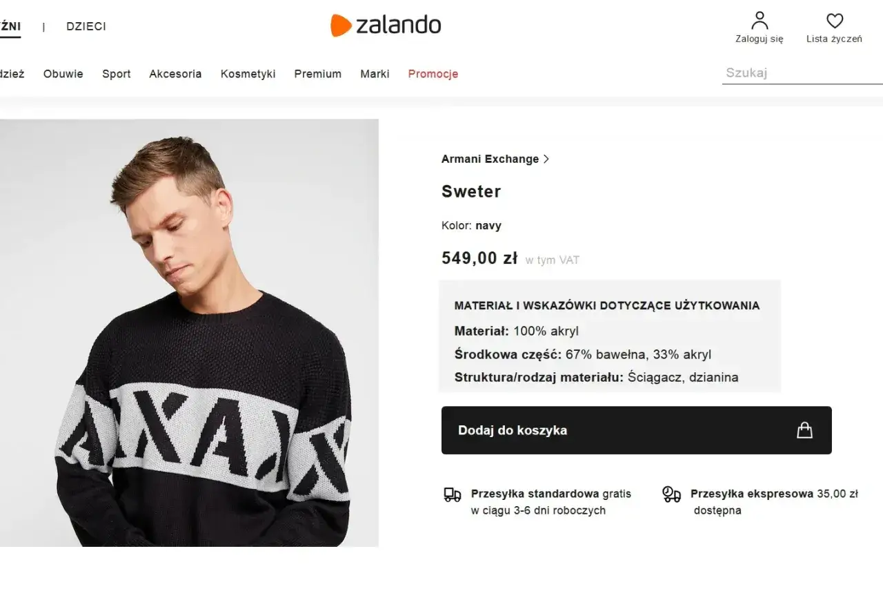 Mężczyzna w swetrze z napisem 