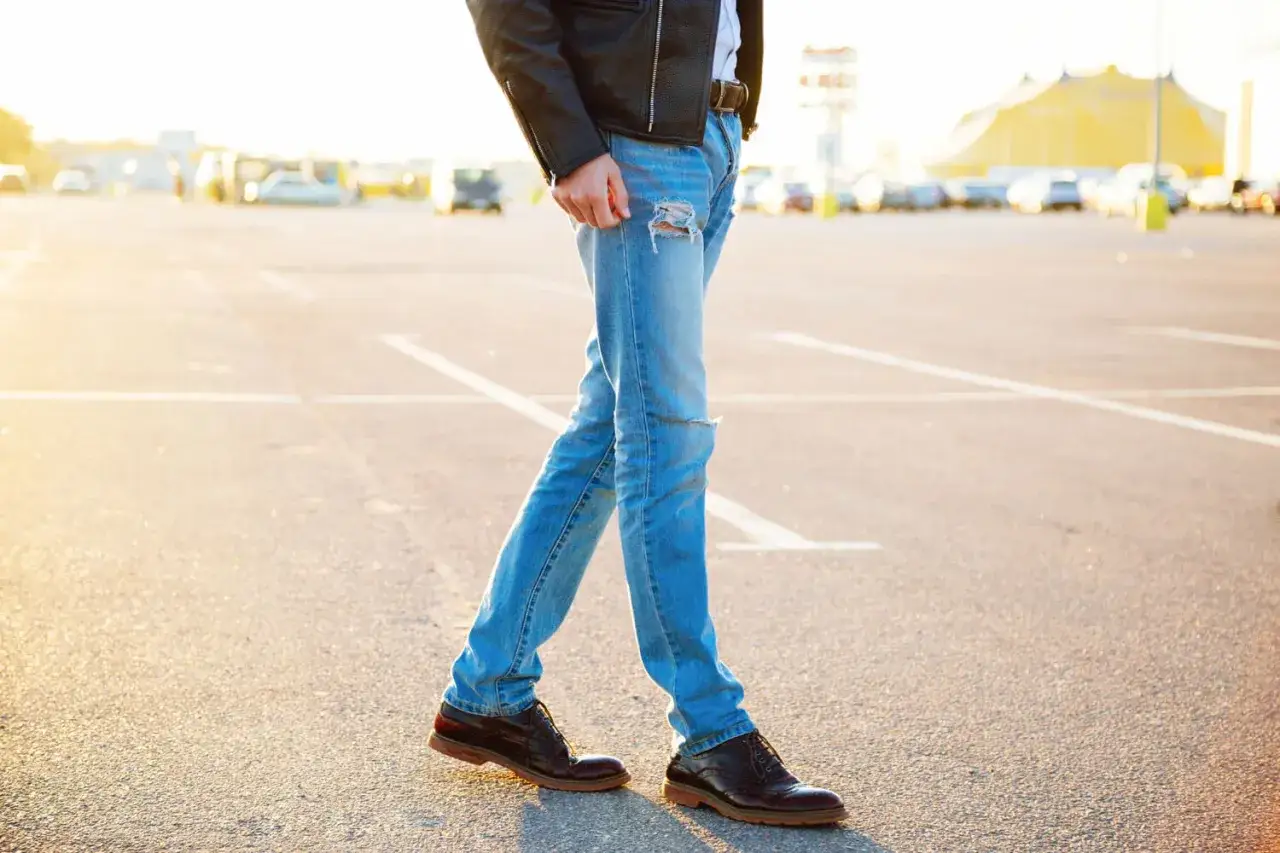 Eleganckie, ciemnobrązowe buty męskie do skórzanej kurtki i podartych jeansów. Idealne na casualowy spacer.