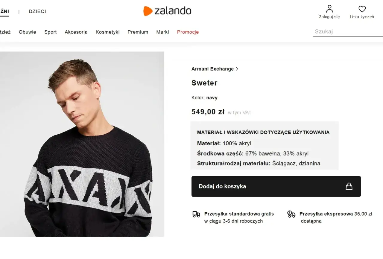 Mężczyzna w granatowym swetrze z białym napisem. Materiał: 100% akryl, z domieszką bawełny.