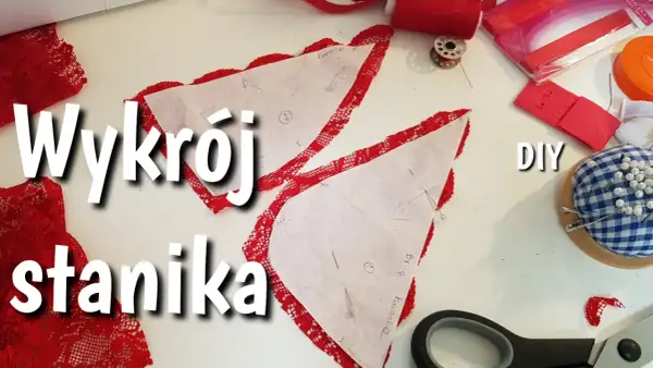 Wykroje stanika i czerwona koronka, szpilki, nożyczki i akcesoria do szycia. Jak przerobić biustonosz? DIY.