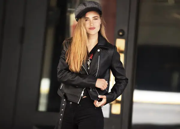 Dziewczyna w czarnej ramonesce i czapce, uosobienie rockowego stylu ubierania.